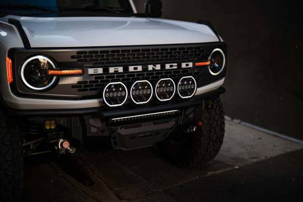 DV8 Offroad Bumpers & Jeep Accessories | 1350 Offroad - DV8 7in Halo Elite Round Light with Accent Halo - White/Amber - BE7RW108W-H - Image 1